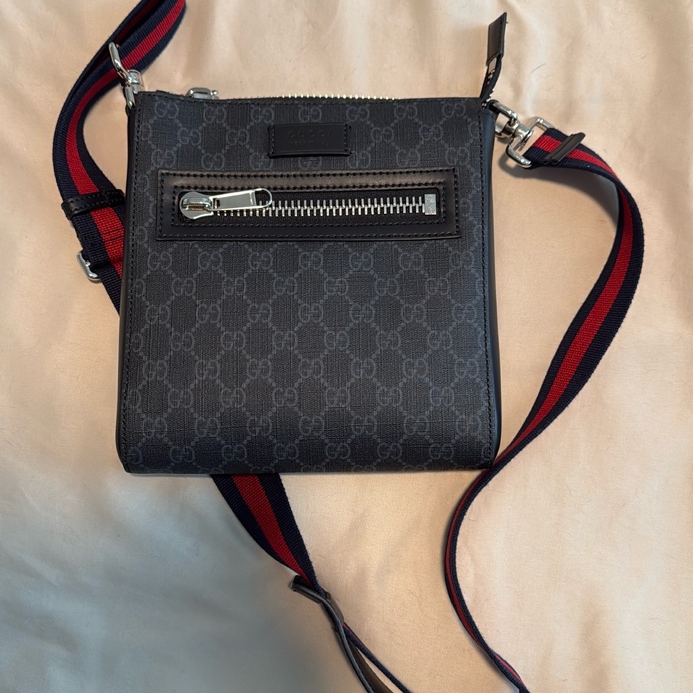 Gucci messenger bag like new worn only 2x
